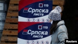 Fletushka të Listës Serbe për zgjedhjet parlamentare të 14 shkurtit të vendosura në Graçanicë. Fotografi nga arkivi. 