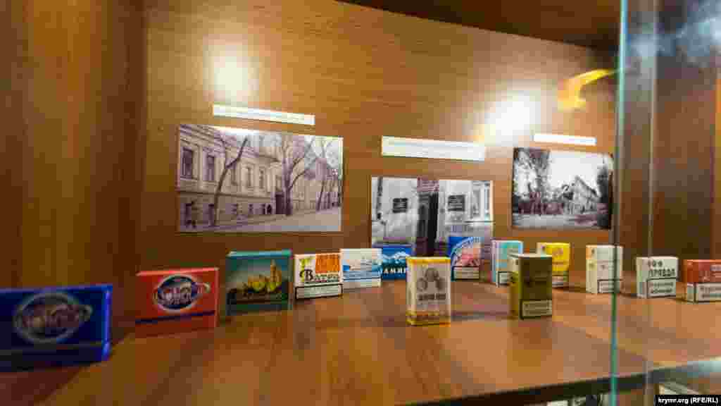 Експозиція продукції Феодосійської тютюнової фабрики радянського періоду. Сама фабрика, побудована тютюновим магнатом Веніаміном Стамболі в 1861 році, повністю згоріла при нез'ясованих обставинах у 1990-му