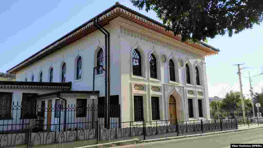 Onı, II Meñli ve II Selâmet hanlar 1737-1743 yıllarınıñ arasında qurıp bitirdi