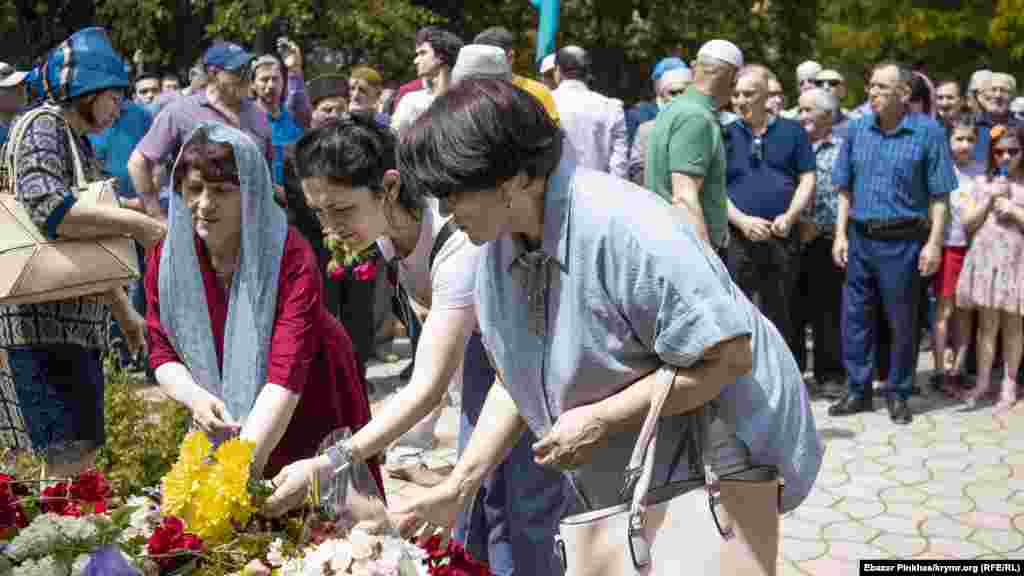 Вшанувати пам'ять жертв депортації прийшла і кримська журналістка Ліля Буджурова (на фото&nbsp;&ndash; праворуч)