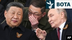 Udhëheqësi kinez, Xi Jinping, dhe presidenti rus, Vladimir Putin, duke e shikuar paradën ushtarake të mbajtur në Moskë më 9 maj 2025. 