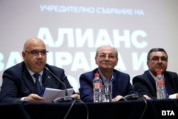 Доган с двама от четиримата новоизбрани съпредседатели на АПС – Димитър Николов и Танер Али, по време на учредителното събрание на партията, 15 ноември 2025 г.