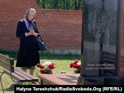 Параскевія Висоцька біля могили внука