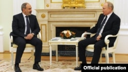 Премьер-министр Армении Никол Пашинян (слева) и президент России Владимир Путин, Москва, 6 апреля 2021 г.