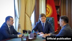 Сапар Исаков вице-премьерлер менен жыйын өткөрүүдө