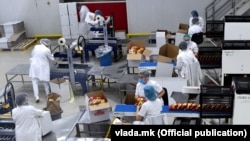 Илустрација - работници во фабрика