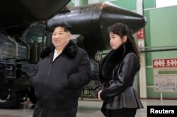 Kim Jong-un și Kim Ju-ae vizitează o uzină militară, la 5 ianuarie 2024.