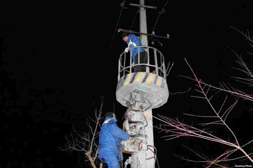 Электриктер дауыл салдарынан істен шыққан  электржарығын қалпына келтіріп жатыр. Қаратау, 12 қаңтар 2013 жыл. Фото Facebook әлеуметтік желісінен алынған.