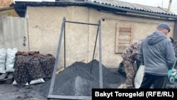 Бишкектин Гагарин көчөсүндө жайгашкан көмүр саткан жер. 22-октябрь, 2021-жыл.