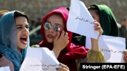 شماری از زنان در یک راهپیمایی اعتراض آمیز در کابل