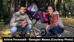 Familia Manea. Simona - mama, Georgian - tatăl, Alexia - fetița.