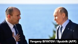 Рускиот претседател Владимир Путин разговара со израелскиот премиер Нафтали Бенет за време на нивната средба, во Сочи, на 22 октомври 2021 година.