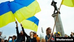 Мешканці Донецька на акції протесту проти агресії Росії щодо України. Донецьк, 28 квітня 2014 року