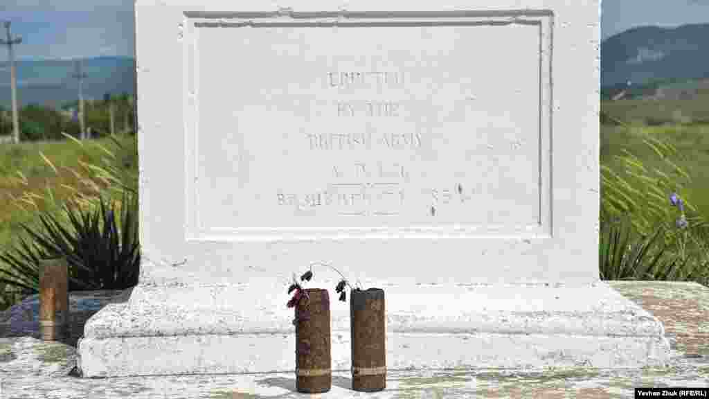 У геометричному центрі Балаклавської долини в 1856 р. англійці встановили пам'ятник &ndash; невеликий обеліск із мармуроподібного вапняку з написом англійською та російською мовами: &laquo;На згадку про полеглих у Балаклавській битві 25 жовтня 1854 року&raquo;. У 1945 році &laquo;Долину Смерті&raquo; під Балаклавою відвідав голова уряду Великої Британії Вінстон Черчилль, чий родич граф Мальборо загинув у битві. У 2001 році під час свого візиту в Україну пам'ятне місце відвідав принц Майкл Кентський &ndash; брат королеви Великої Британії