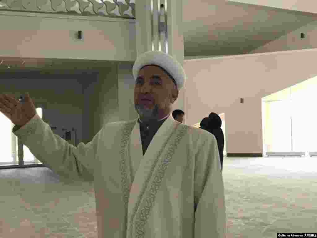 По словам имама мечети Яхияхаджи Исмаилова, каноны ислама позволяют продавать излишки. &laquo;Всегда так было, что мусульмане продавали продукты своего честного труда. Пророк говорил: "Занимайтесь торговлей, в торговле есть благополучие". Когда придет судный день, продавец будет рядом со мной, говорил порок. Продавать плоды своего труда &ndash; самое честное и благородное дело&raquo;, &ndash; ответил Азаттыку имам новой мечети на вопрос, насколько согласуется с канонами религии продажа избытков электроэнергии городу.&nbsp;