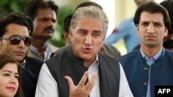 د تحریک انصاف مخکښ مشر شاه محمود قریشي له خبریالانو سره د خبرو پر مهال - پخوانی انځور.