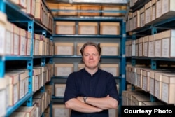 უკრაინის უშიშროების სამსახურის ისტორიული არქივების დირექტორი, ანდრი კოჰუტი: „ჩვენ მუდმივად ვიმყოფებით თავდასხმის საფრთხის ქვეშ მათი მხრიდან, ვისაც იმპერიის აღსადგენად ისტორიული მითების გამოყენება სურს“.