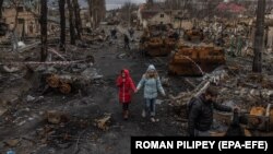 Буча кыргынында аман калып, табышкан бир туугандар. Архив