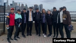 Кыргызстандык жаш балбан кыздар АКШда машыктыруучулары менен. 6-апрель, 2022-ж.