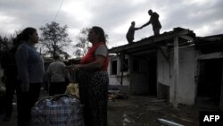 Arkiv - Kosovë: Dy gra flasin si anëtare të komunitetit Rom për problemet e tyre

Kosovo -- Two women speak as members of the Roma community help dismantle a Roma camp in the Serb-majority town of Leposavic, December 16, 2013
