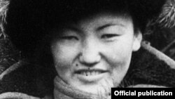 Кыргыз ССРинин эл артисти, Ленин ордендүү Кыргыз Мамлекеттик опера жана балет театрынын артисти Сайра Кийизбаева.
Брянск фронту. 1942-жыл.