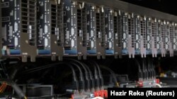 Pajisje për prodhimin e kriptovalutave në Prishtinë. Fotografi nga arkivi. 