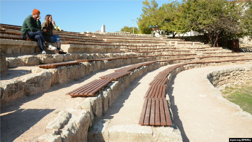 Туристи охоче відвідують Херсонеський амфітеатр, сходи якого під час &laquo;благоустрою&raquo; покрили сучасними дерев'яними настилами