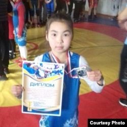 9 жаштагы Жасмина Арзыбаева өзү теңдүү балдардын көбүн жыгат.