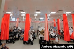 Пациентите лежат на кревети во собата за итни случаи во болницата Багдасар-Арсени во Букурешт.