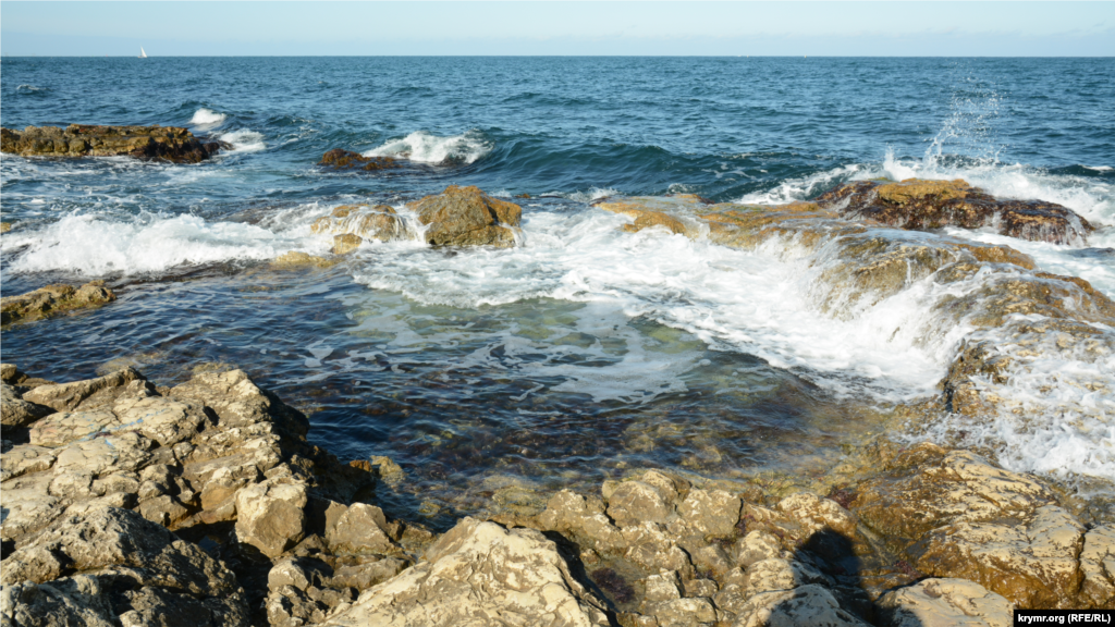 Легкий шторм на морі &ndash; хвилі б'ються об каміння Херсонеса