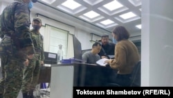 Равшан Жээнбеков Борбордук шайлоо комиссиясынын имаратында.