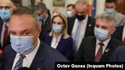 Statul român vrea să facă economie cu cazarea persoanelor din Ucraina și schimbă strategia: prima dată vor fi oferite locurile organizate de autorităților locale. În acest moment, sunt 22.000 de astfel de locuri libere. Imagine generică cu premierul Ciucă din Parlament. 