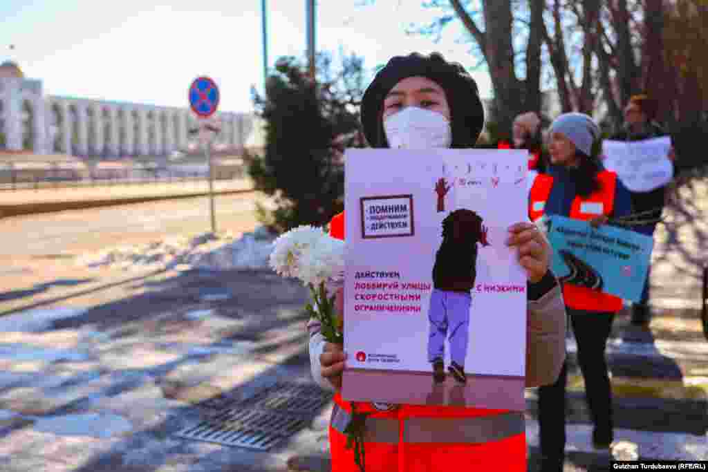 Жөө жүрүштүн катышуучулары "Мас айдоочу - кылмышкер!", "Жол эрежеси - жашоонун эрежеси", "Баарыбыз жашагыбыз келет!" деген плакаттарды көтөрүп чыгышты.