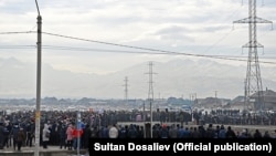 Президент Садыр Жапаров менен жолугушууга келген тургундар. 22-ноябрь, 2021-жыл. Бишкек.