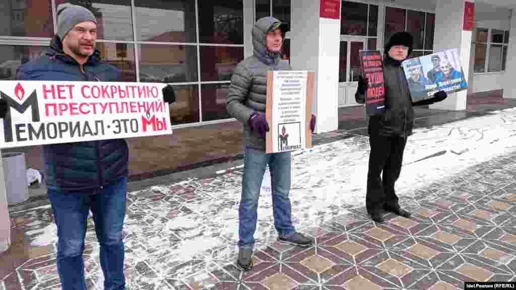 Пикет&nbsp;в защиту правозащитного общества "Мемориал" (признано "иностранным агентом" на территории России), Киров, 20 ноября.&nbsp;
