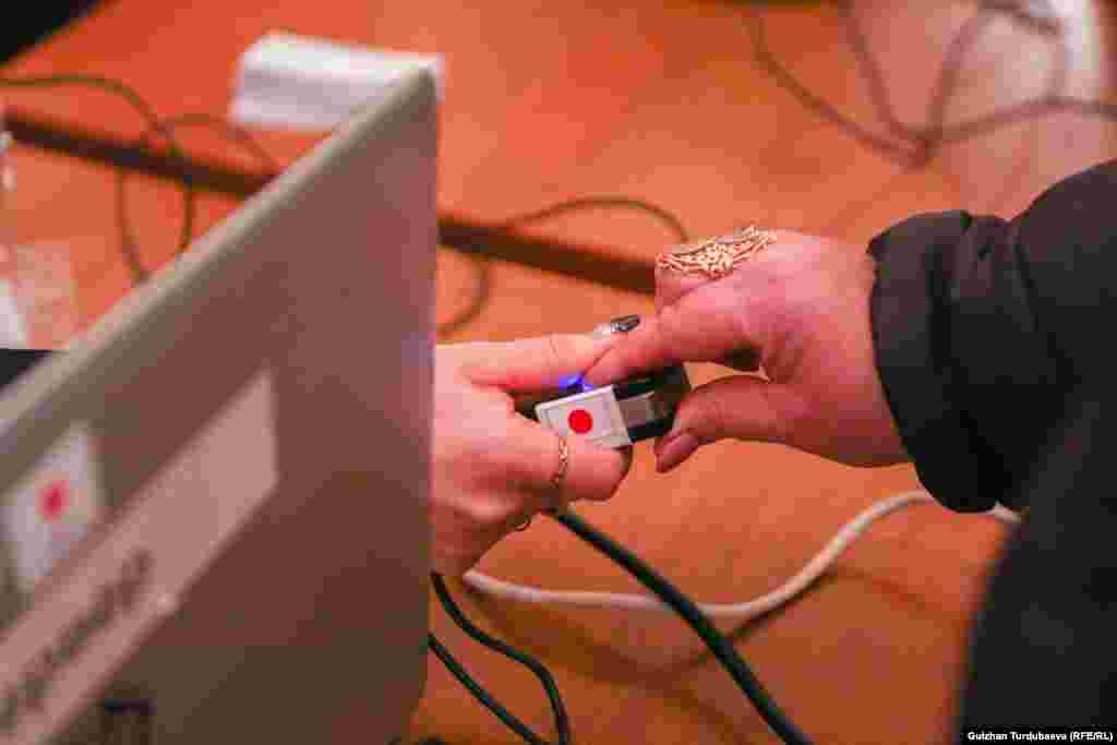 Бармак издерин алуу учуру.