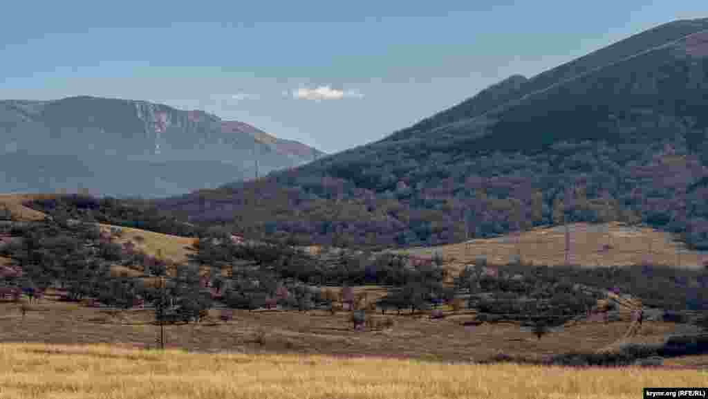 Десь там за пагорбом (ліворуч) майбутня дорога поверне ліворуч і з'єднається за селом Перевальне, перед підйомом на Ангарський перевал, з існуючим шосе Сімферополь-Ялта. У Перевальному, в районі запланованої транспортної розв'язки біля будівлі лісництва, під знесення підпадають нібито лише два будинки