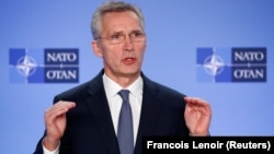 Secretarul general al NATO, Jens Stoltenberg, a anunțat că alianța oprește antrenamentele din Irak