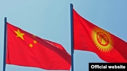 Флаги Кыргызстана и Китая.