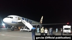 БУУнун кызматкерлери келген учак