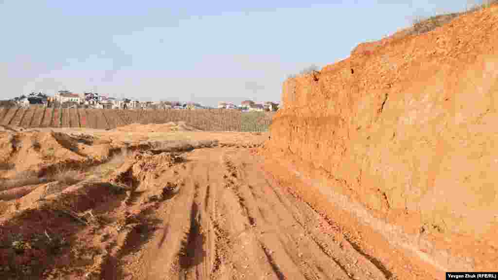 Рівень знятого ґрунту на першій терасі кар'єру