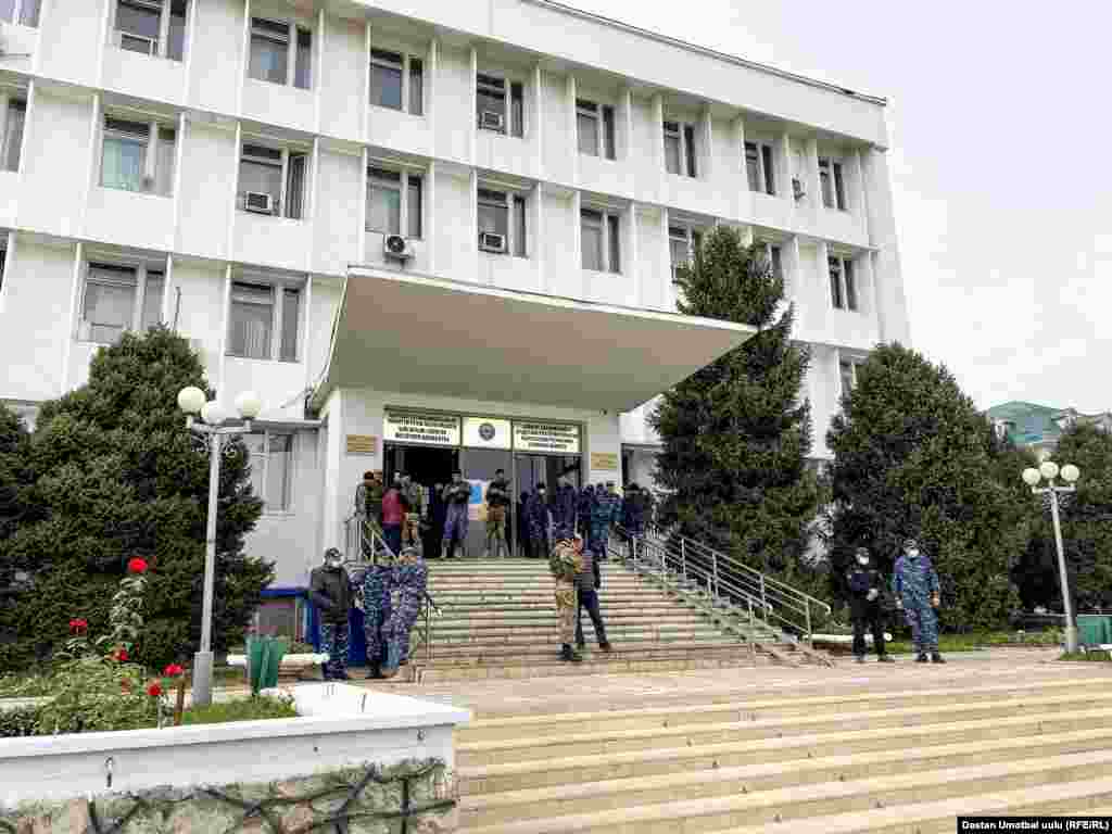 Ош шаардык мэриясынын жана облустук администрацияны күч түзүмдөрү көзөмөлдөп турду. Алар саясатчыларды, алардын тарапташтарын жана журналисттерди "эч нерсени талкалабагыла" деген талап менен имаратка киргизип жатты. 10:15, 6-октябрь, 2020-жыл.