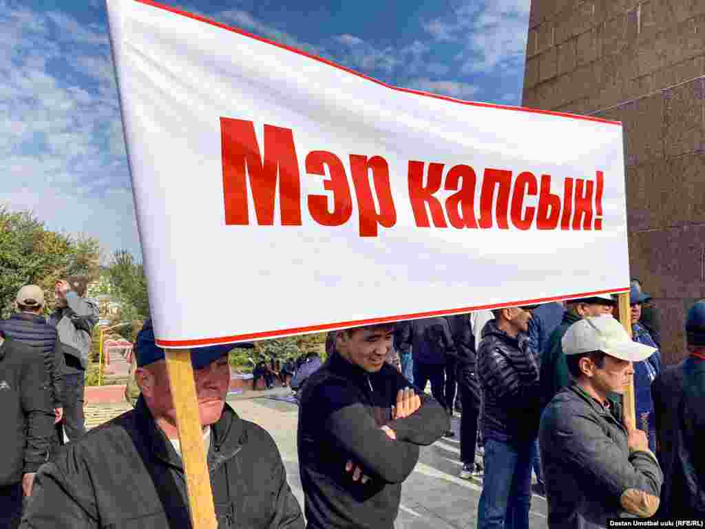 "Мен шайланган, мыйзамдуу мэрмин. Жаңы шаардык кеңештин депутаттары келип, жаңы мэр шайланганга чейин укуктуу мэр болуп турам", &mdash; деди Сарыбашов. 14:27, 7-октябрь, 2020-жыл.