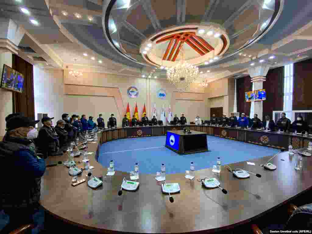 Мэриянын ичинде болсо шаардык кеңештин депутаттары мэр Сарыбашовго ишеним көрсөтпөө тууралуу чечим кабыл алган. 11:15, 6-октябрь, 2020-жыл.