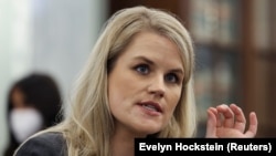 Fosta angajată a Facebook, Frances Haugen, a oferit presei din SUA documente descrise drept incriminatoare la adresa companiei și a formulat mai multe plângeri în calitate de avertizor de integritate. Marți, ea a depus mărturie în Congresul SUA.