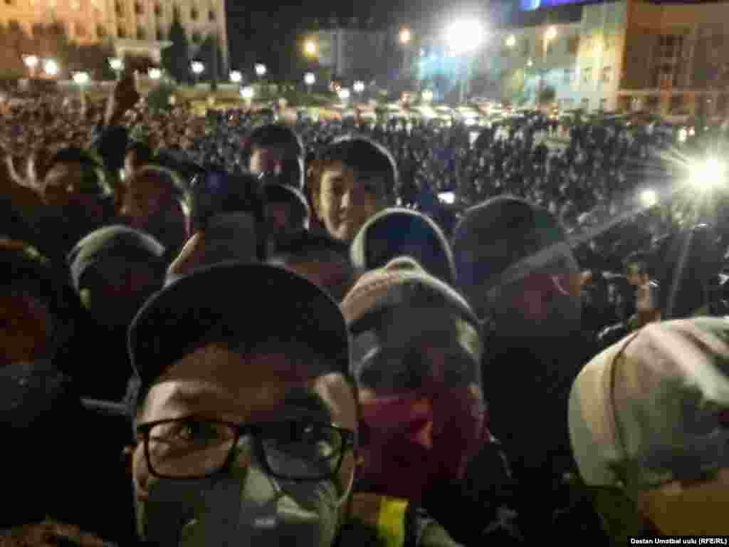 Ал "Кыргызстан азыр өтө опурталдуу кырдаалда турат, өлкөнү бөлүп-жарып, жарандык урушту баштоого кызыккан күчтөргө каршы туруп, улуттук биримдикти сактап калышыбыз керек" деди. 00:48