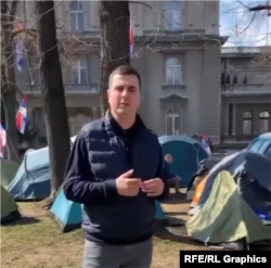 Karagjorgje Mijailloviq gjatë protestës të mbështetësve të pushtetit në Serbi.