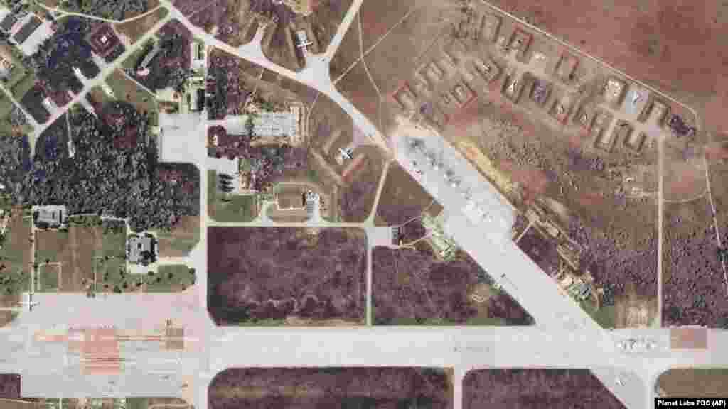 Planet Labs таратқан спутник суреттен базада тұрған әскери ұшақтардың қирағанын байқауға болады.&nbsp; Азаттықың Украина қызметінің "Схеми" зерттеу тобы спутниктен жарылысқа дейін және кейін түсірілген суреттерден Ресей әуе күштері кемі тоғыз ұшағынан айырылғанын анықтаған.