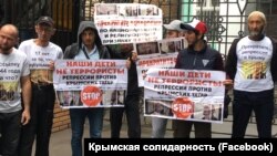 Активисттер Жогорку соттун алдына "Хизб ут-Тахрир" уюмунун мүчөсү деп соттолгондорду колдоп чыгышты. Москва, 11-июль, 2019-жыл.