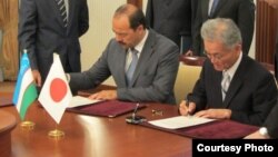 Ўзбекистон Бош вазири ўринбосари Абдулла Орипов (чапда) Япониянинг Тошкентдаги элчиси Ёсихиса Курода билан ҳамкорлик келишуви имзолаш маросимида. 25 июл¸ 2012 йил